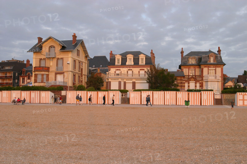 France, Basse Normandie, calvados, cote fleurie, houlgate, plalge, villas du front de mer au soleil couchant, sable, cabines de bains,