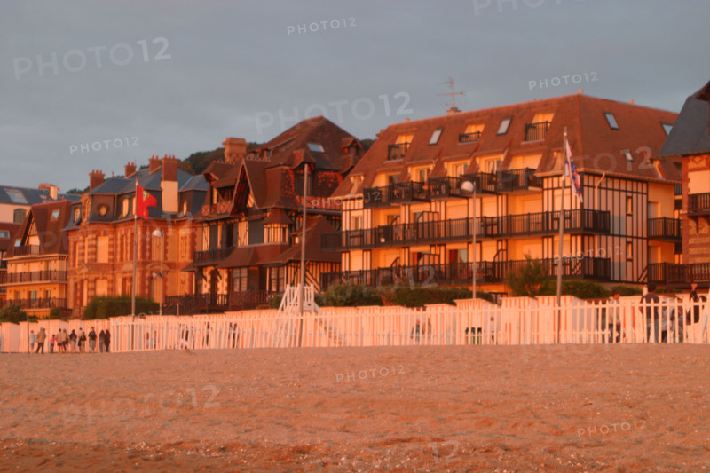 France, Basse Normandie, calvados, cote fleurie, houlgate, plage, villas du front de mer au soleil couchant, habitat, balneaire,