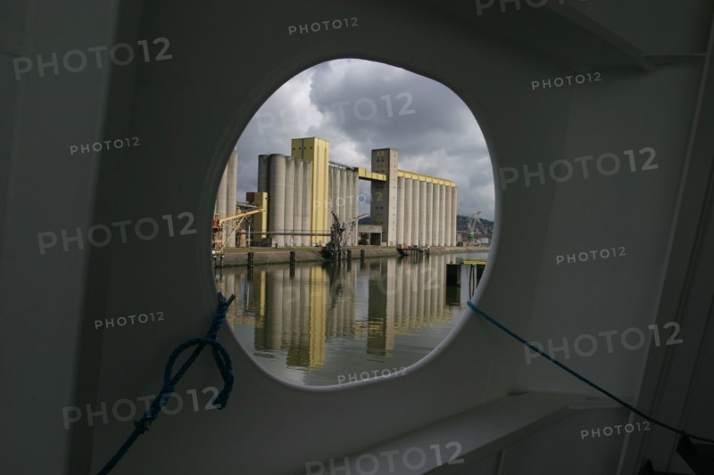 France: Normandie, Seine Maritime, vallee de la Seine, grand port de mer de Rouen, marin, equipage, cargo, navire papetier Finnfighter, manutention, terminal cerealier vue depuis la coque d'un navire.