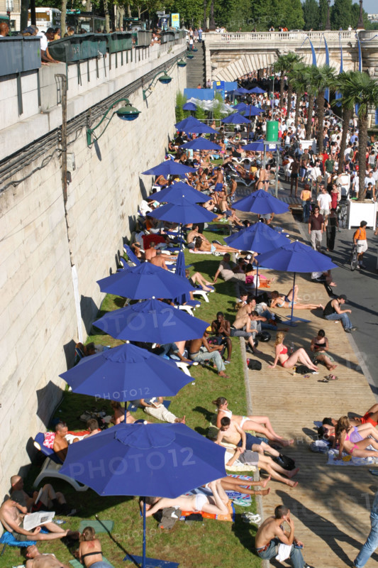 France, Paris 1er, Paris plage, quai de gesvres, la Seine, parasols bleus, foule, voies sur berges,