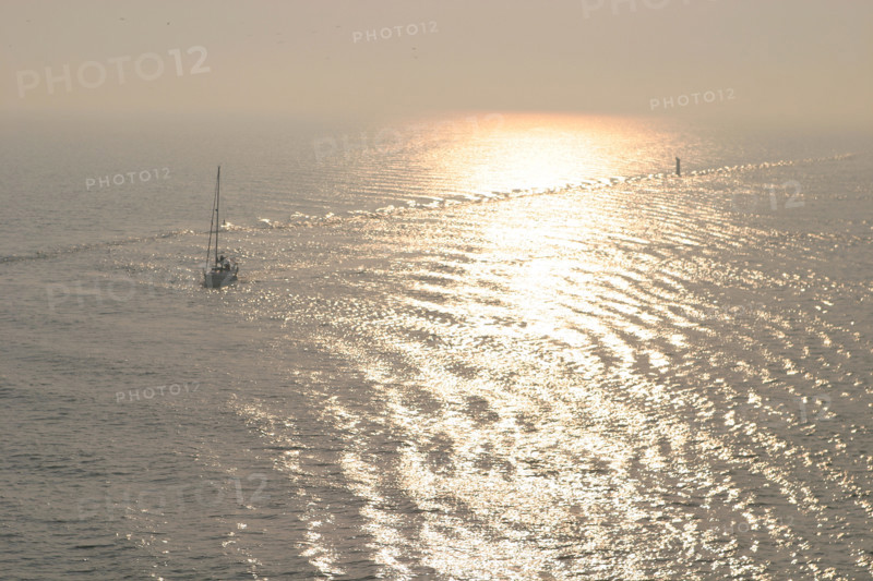 France : Normandie, Seine Maritime, vallee de la Seine, grand port de mer de Rouen, montee de Seine, coucher de soleil, voilier,
