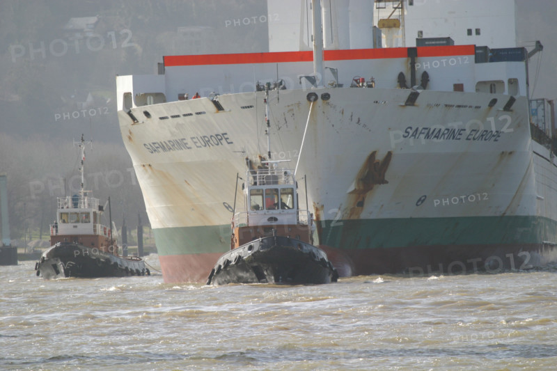 France : Normandie, Seine Maritime, vallee de la Seine, grand port de mer de Rouen, port de Rouen remorquage Sormar-Thomas L., operations de remorquage, terminal conteneurs de Moulineaux, porte conteneurs, container, safmarine europe,