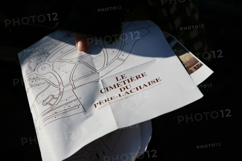 France, Paris 20e, cimetiere du pere Lachaise, personne tenant un plan dans ses mains,