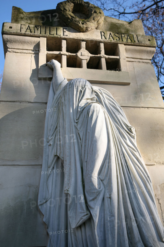 France, Paris 20e, cimetiere du pere Lachaise, sepulture Raspail, statue, sculpture,