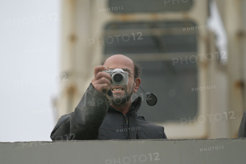France : Normandie, Seine Maritime, vallee de la Seine, grand port de mer de Rouen, lamanage cooperative, 
operations d'avitaillement du navire avec barge "Lepetane" au silo Lecureur : marin bielorusse faisant une photo,