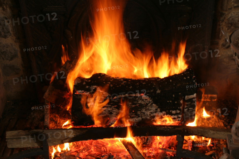 France, Basse Normandie, Manche, feu de cheminee, buche, flamme, feu,