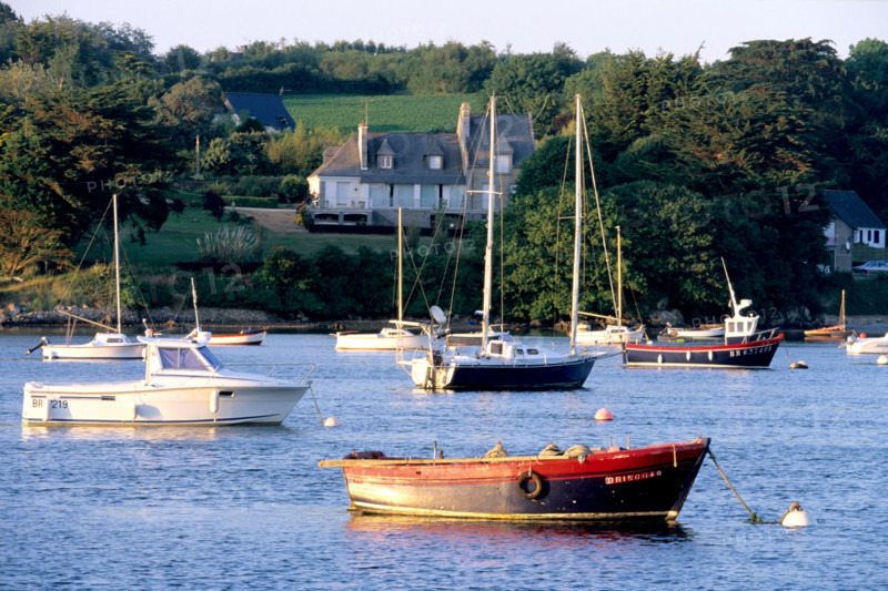 France, Bretagne, Finistere nord, aber benoit, saint pabu, bateaux de plaisance amarres,