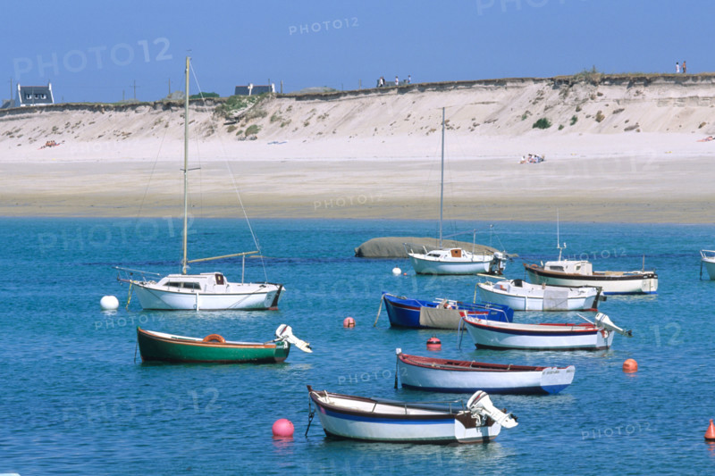 France, Bretagne, Finistere nord, cotes des abers, 
Kerlouan Meneham, bateaux amarres, sable blanc,