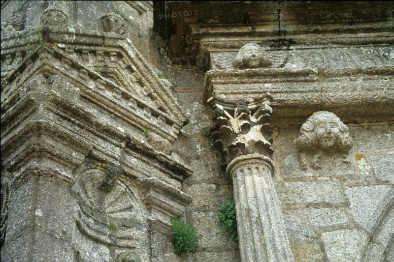 France, Bretagne, Finistere nord, circuit des enclos paroissiaux, enclos paroissial de commana, porche sud de l'eglise, niche renaissance, chapiteau de colonne,