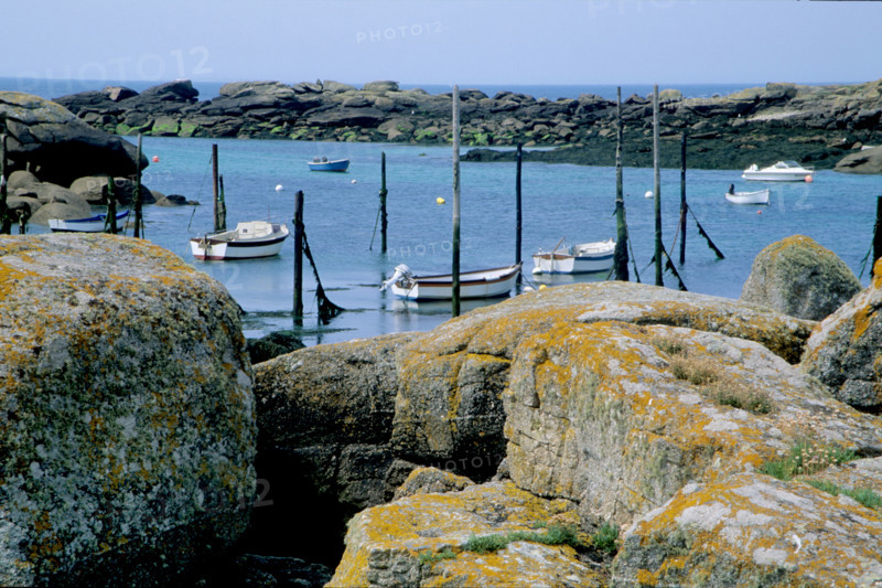 France, Bretagne, Finistere nord, cotes des abers, pospoder, port mazou, pilotis, bateaux amarres,