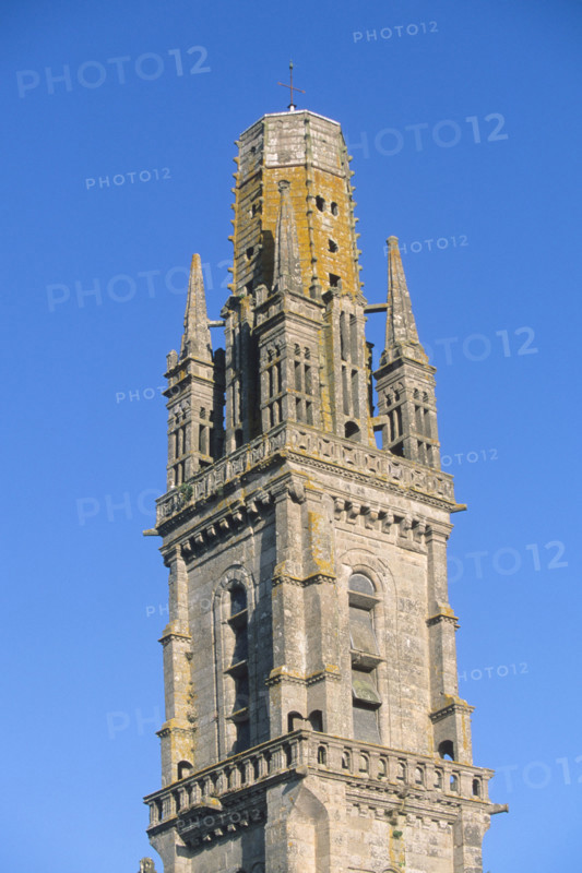 France, Bretagne, Finistere nord, circuit des enclos paroissiaux, enclos paroissial de Lampaul-Guilmillau, detail du sommet du clocher de l'eglise,