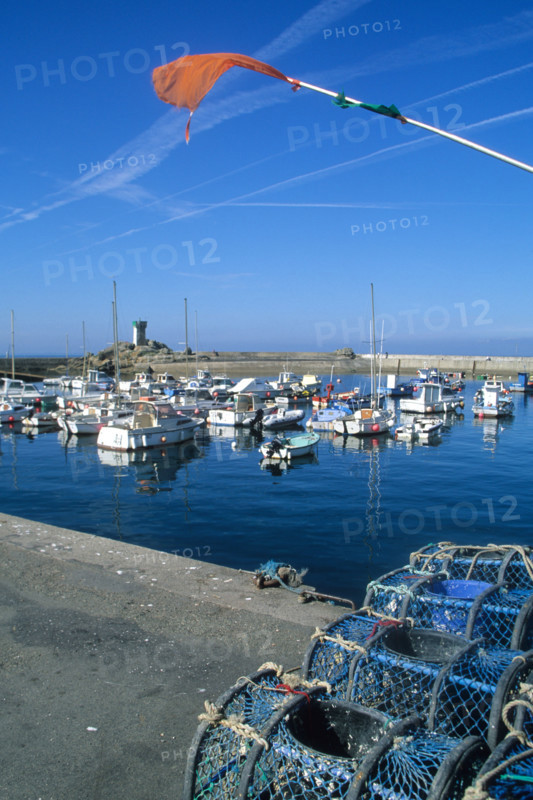 France, Bretagne, Finistere sud, Cornouaille, pointe de trevignon, port, casiers sur le quai,