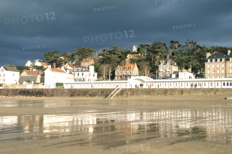 France, Bretagne, Cotes d'Armor, cote d'Emeraude, pleneuf val Andre, plage par temps d'orage, maree basse,