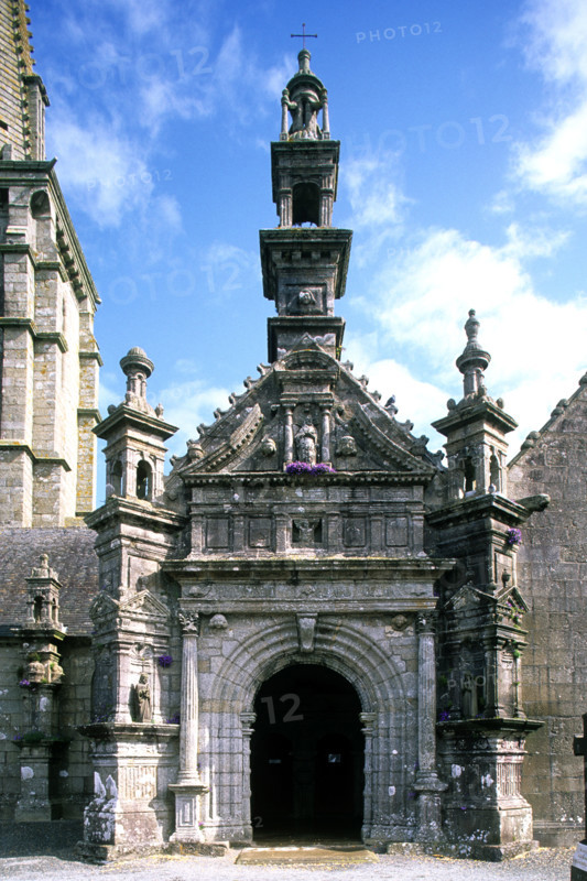 France, Bretagne, Finistere nord, circuit des enclos paroissiaux, commana, enclos paroissial porche sud de l'eglise,