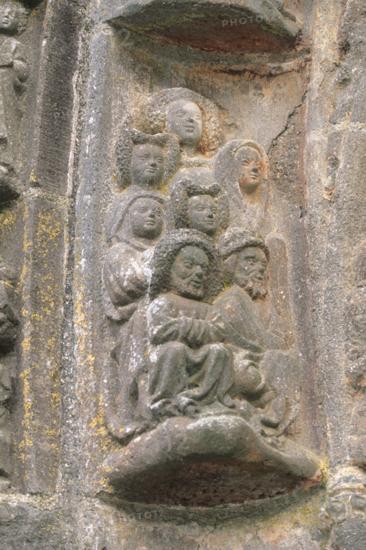 France, Bretagne, Finistere nord, circuit des enclos paroissiaux, enclos paroissial de la Martyre, detail du porche, personnages sculptes,
