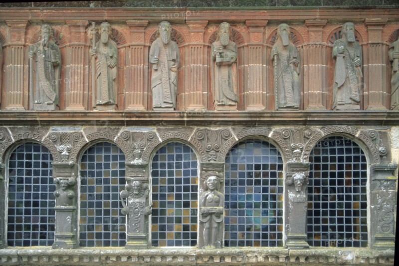 France, Bretagne, Finistere nord, circuit des enclos paroissiaux, sizun, enclos paroissial, ossuiare, personnages sculptes,