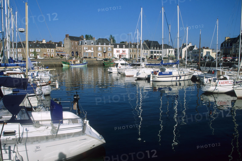 France, Bretagne, Cotes d'Armor, Paimpol, port de plaisance, voiliers, maisons des quais au fond,