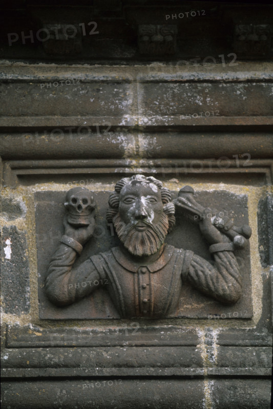France, Bretagne, Finistere nord, circuit des enclos paroissiaux, enclos paroissial de la martyre, detail personnage brandissant des ossements,
