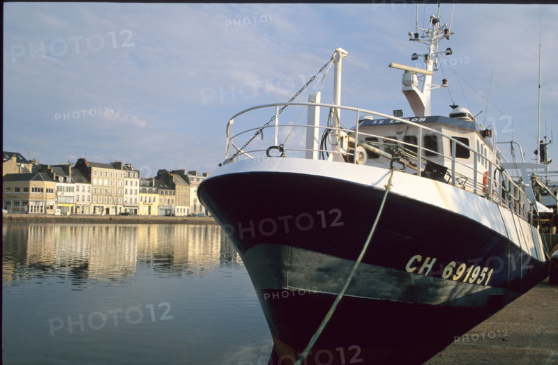 France, Basse Normandie, Cotentin, Cherbourg, port, bassin du commerce, quai Alexandre III, voiliers, bateaux, reflet sur l'eau, chalutier au quai de l'entrepot