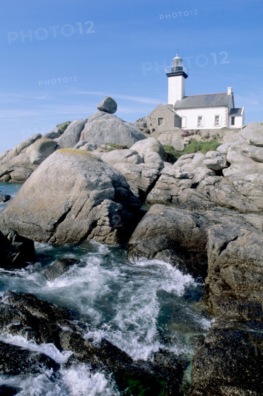 France, Bretagne, Finistere nord, cotes des abers, brignogan plages, pointe de pontusval, vague se brisant sur les rochers, phare,