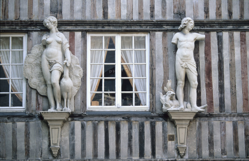 France, Haute Normandie, Seine Maritime, Rouen, statues, maison a colombages, pans de bois, statues, personnages, fenetre, rue d'Amiens 
hotel d'etancourt,