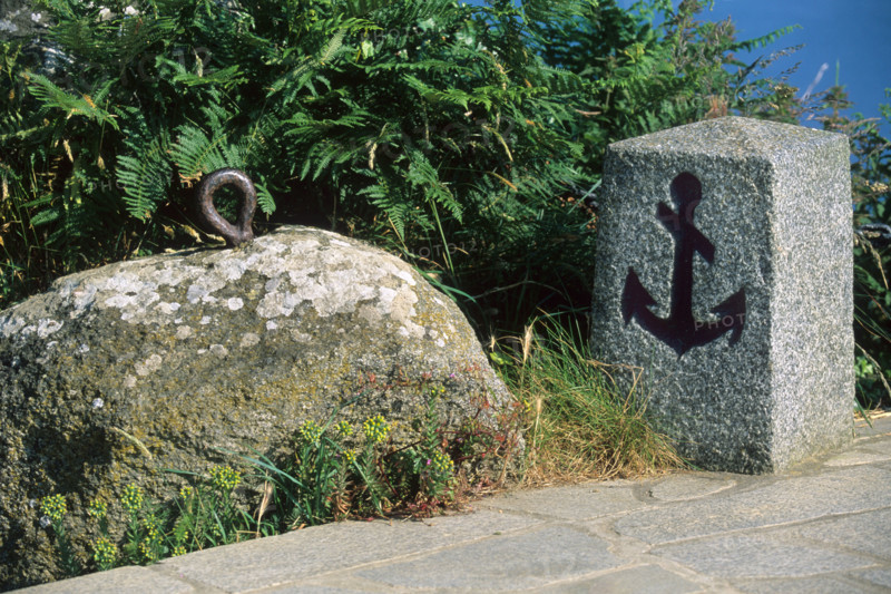 France, Bretagne, Cotes d'Armor, cote du goelo, saint quay portrieux, sentier littoral, borne decoree d'une ancre,