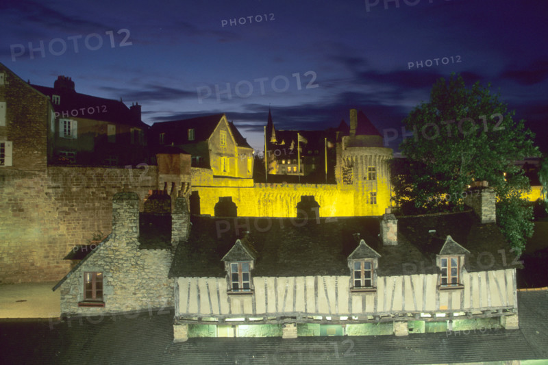 France, Bretagne, Morbihan, Vannes, golfe du Morbihan, maisons a pans de bois, colombages, habitat traditionnel, les anciens lavoirs et les remparts au fond, la tour du connetable, nuit, eclairage,