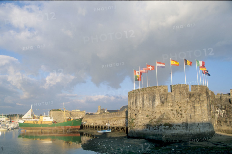 France, Bretagne, Finistere sud, Cornouaille, Concarneau, entree de la ville close, fortification vauban, autour de la ville close
bateau musee de la peche, chalutier hemerica,