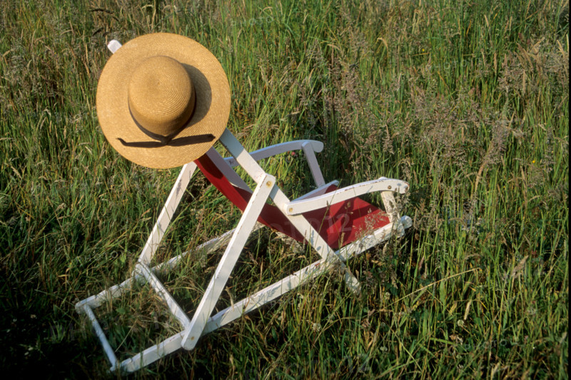 France, Bretagne, Cotes d'Armor, chaise longue avec chapeau de paille dans l'herbe, transat, chilienne, repos, farniente, vacances,