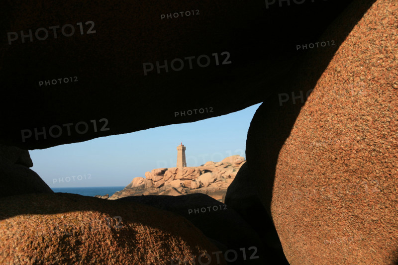 France, Bretagne, Cotes d'Armor, cote de granit rose
phare de pors kamor, rochers aux formes evocatrices, ploumanach,