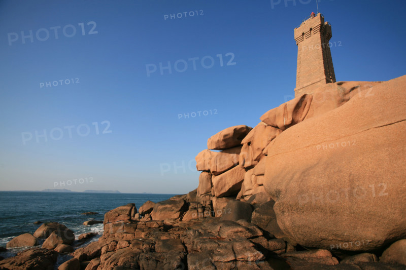 France, Bretagne, Cotes d'Armor, cote de granit rose, ploumanach, phare de pors kamor, rochers aux formes evocatrices, maree basse,