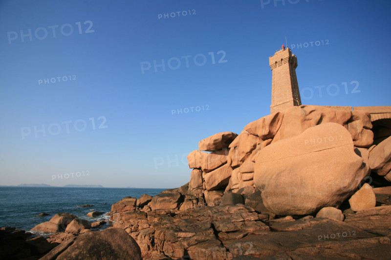 France, Bretagne, Cotes d'Armor, cote de granit rose, ploumanach, phare de pors kamor, rochers aux formes evocatrices, maree basse,