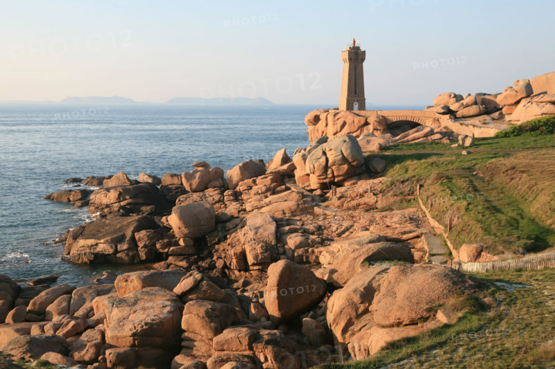France, Bretagne, Cotes d'Armor, cote de granit rose
phare de pors kamor, rochers