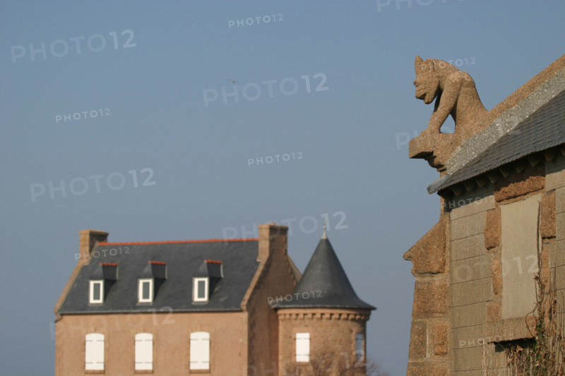 France, Bretagne, Cotes d'Armor, cote de granit rose, ploumanach, detail chapelle et maison du littoral,