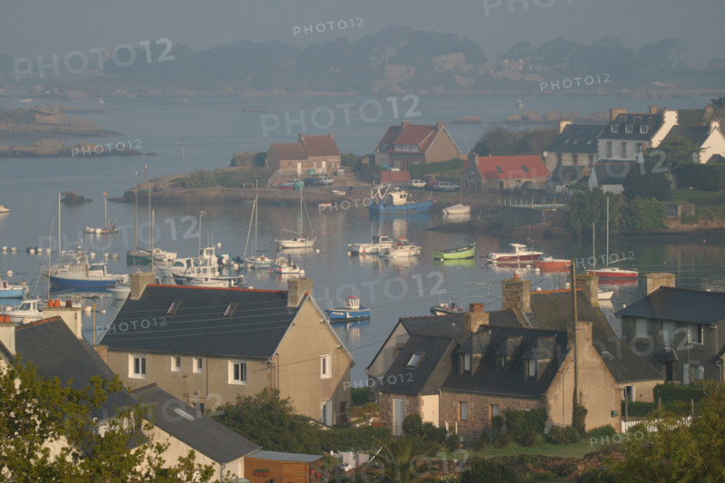 France, Bretagne, Cotes d'Armor, cote de granit rose, ploumanach, port de la Clarte, ar sklerder, bateaux de plaisance et petite peche, maisons,