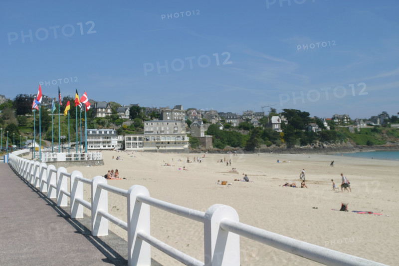 France, Bretagne, Cotes d'Armor, cotes d'Emeraude, saint cast le guildo, la grande plage, parapet, villas au fond, sable,