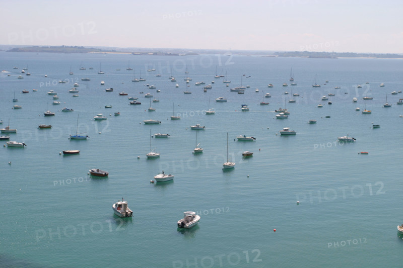 France, Bretagne, Cotes d'Armor, cotes d'Emeraude, saint cast le guildo, port, bateaux amarres, face a la grande plage,