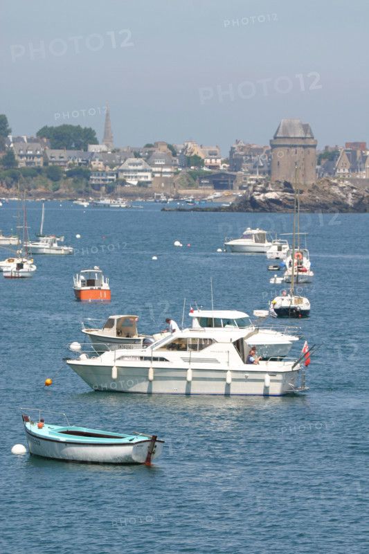 France, Bretagne, Cotes d'Armor, vallee de la rance, au niveau du barrage de la rance
vers la mer, bateaux de plaisance,
