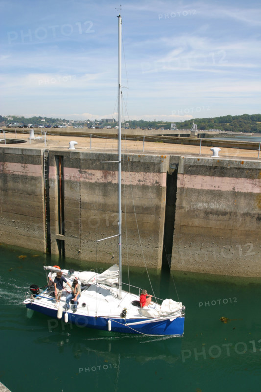 France, Bretagne, Cotes d'Armor, vallee de la Rance, au niveau du barrage de la Rance
voilier passant l'ecluse, vers l'amont,
