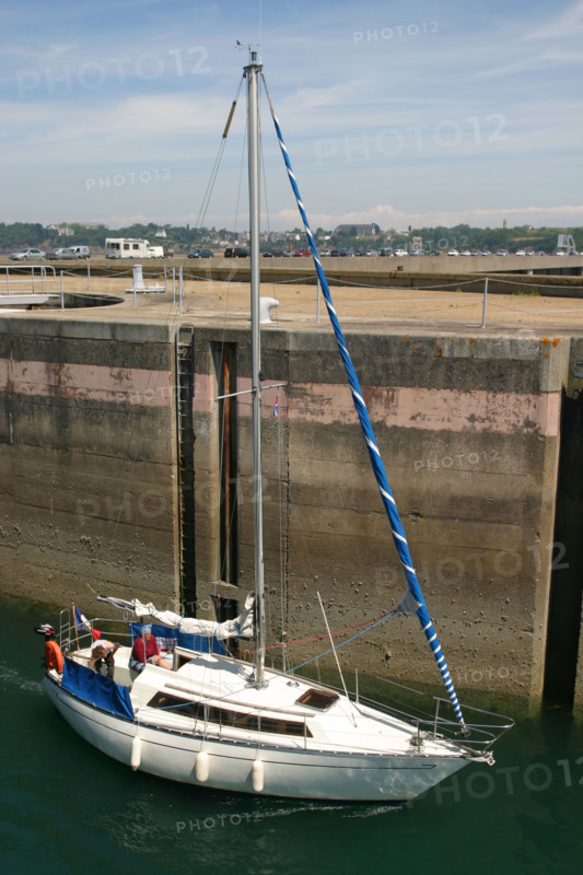 France, Bretagne, Cotes d'Armor, vallee de la Rance, au niveau du barrage de la Rance
voilier passant l'ecluse, vers l'amont,