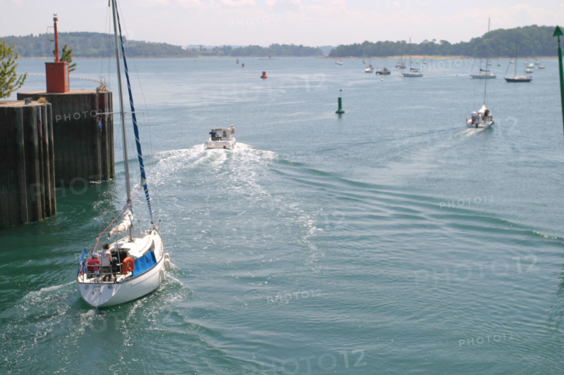 France, Bretagne, Cotes d'Armor, vallee de la Rance, au niveau du barrage de la Rance
voilier passant l'ecluse, vers l'amont,