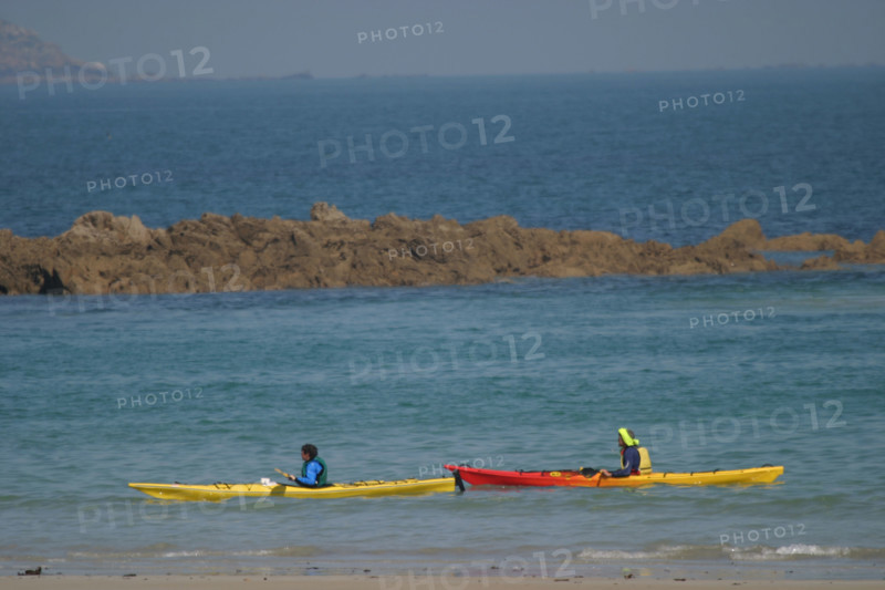 France, Bretagne, Cotes d'Armor, cote de granit rose, perros guirec, plage de trestraou, kayak de mer, rocher,