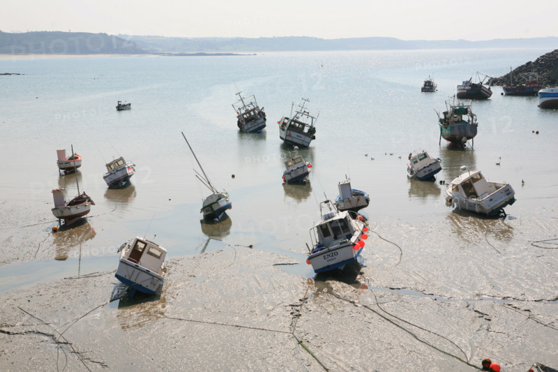 France, Bretagne, Cotes d'Armor, cote d'Emeraude, erquy, port de peche, maree basse, bateaux echoues,