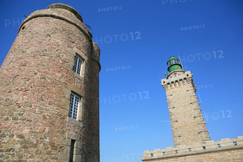 France, Bretagne, Cotes d'Armor, cote d'Emeraude, cap Frehel, la vieille tour et le phare, signalisation maritime, granit,