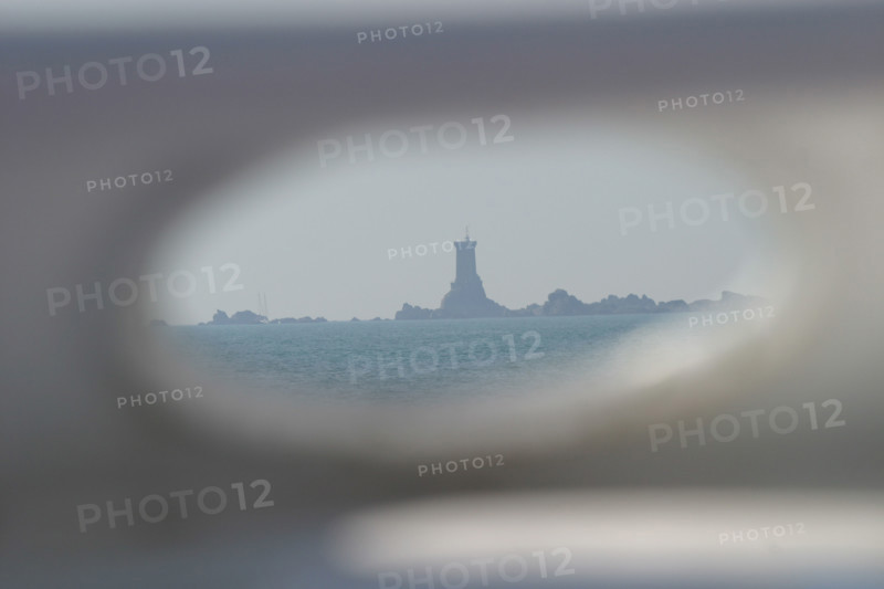 France, Bretagne, Cotes d'Armor, cote de granit rose, les sept iles, croisiere aux sept iles, phare des Triagoz. etabli sur la roche de Guen-Bras dans le plateau des Triagoz, vu depuis une vedette,