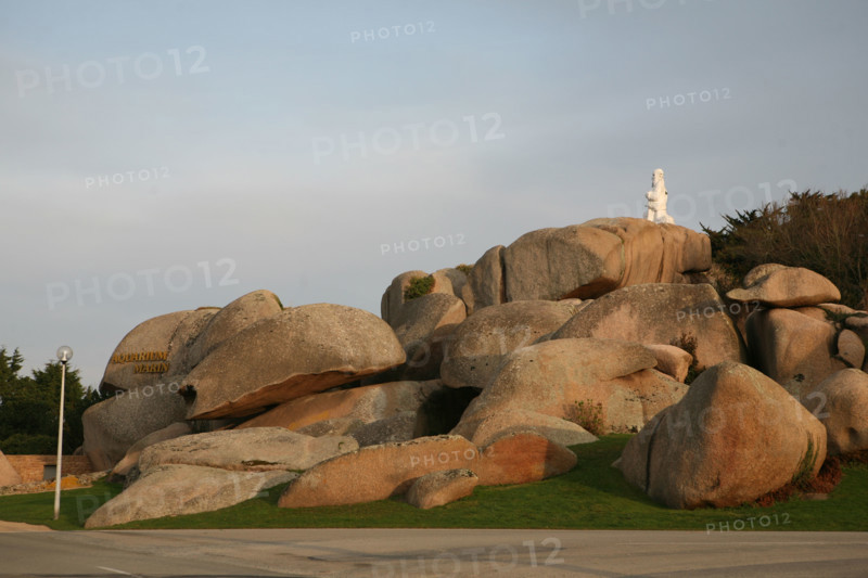 France, Bretagne, Cotes d'Armor, cote de granit rose, Tregastel, rochers, plage, vagues, l'aquarium et le pere eternel