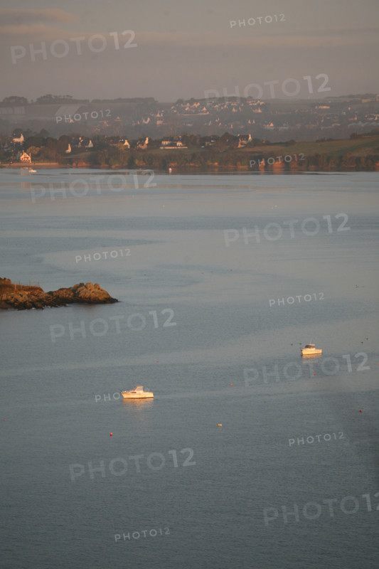 France, Bretagne, Cotes d'Armor, baie de Paimpol, cote du goelo, depuis les hauteurs de saint rion pres de la chapelle sainte barbe, vue sur la pointe de guilben