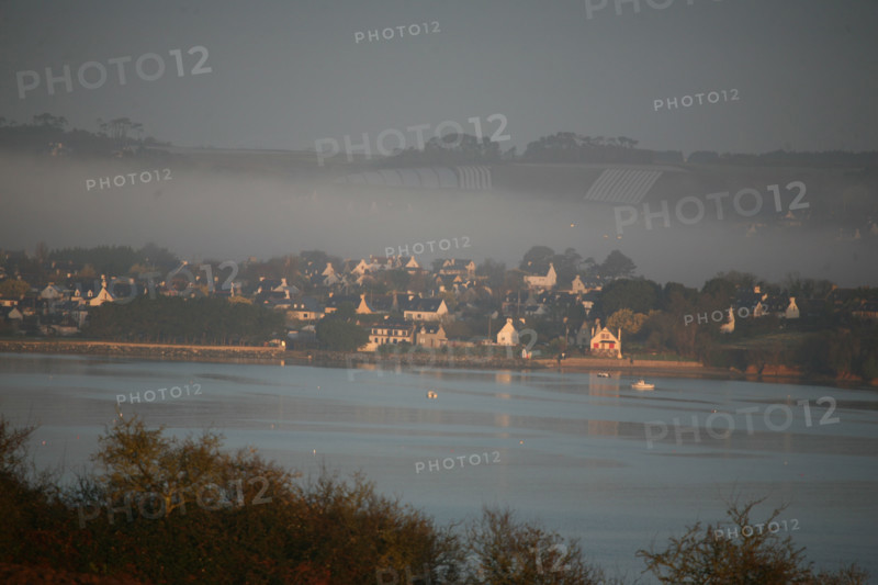 France, Bretagne, Cotes d'Armor, baie de Paimpol, cote du goelo, depuis les hauteurs de saint rion pres de la chapelle sainte barbe, vue sur la pointe brume matinale, de guilben
