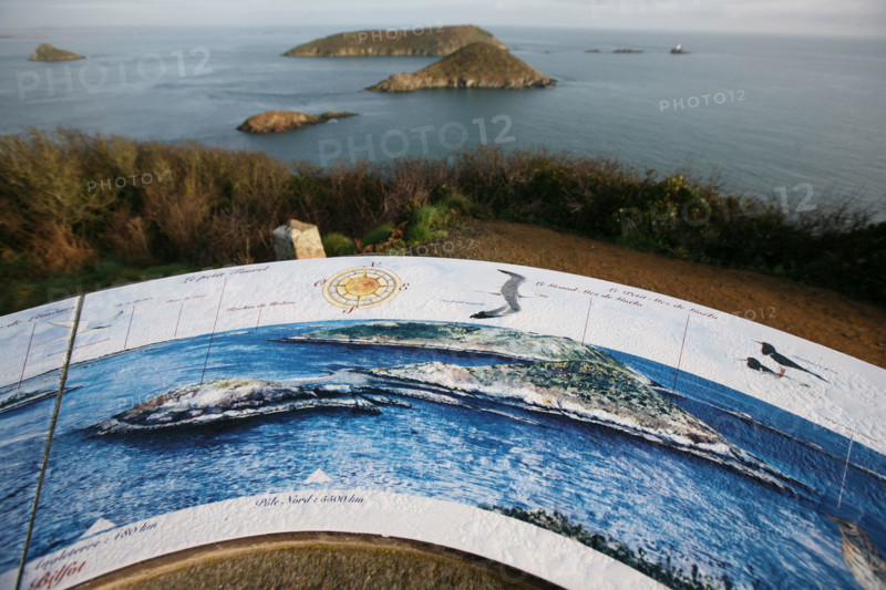 France, Bretagne, Cotes d'Armor, baie de Paimpol, cote du goelo, sentier des douaniers pointe de bilfot, vue panoramique, table d'orientation, rochers,