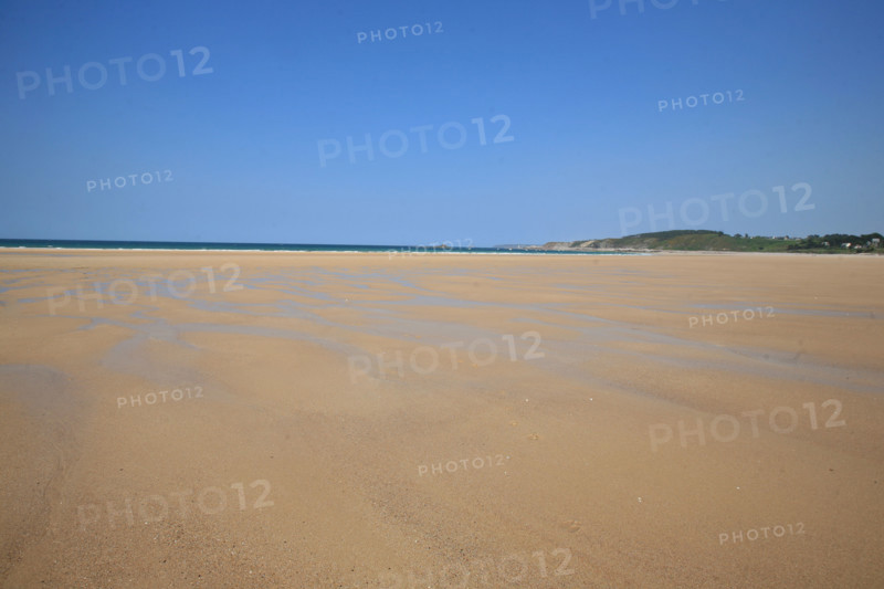 France, Bretagne, Cotes d'Armor, cote d'Emeraude, sables d'or les pins, la plage, ondes sur le sable, maree basse,